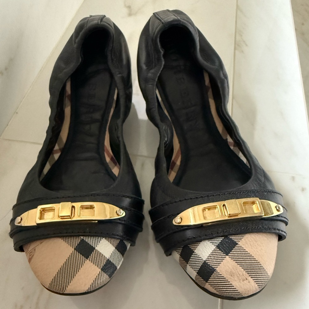 Burberry Black and Gold Flats with Decorative Metal Accent Sz 36 pre owned